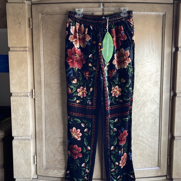 Farm Rio 🌺 Black Macaws Garden Pants - Picture 2 of 10